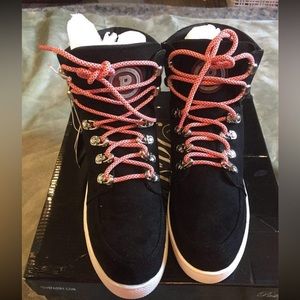 Woman’s dance sneaker size5M